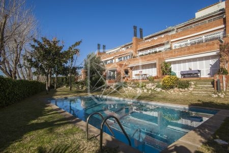 Casa soleada con vistas y piscina en Finestrelles
