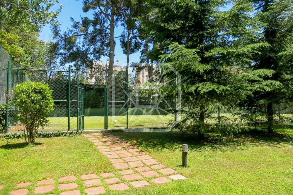 Un asombroso jardín con piscina en el cielo de Pedralbes