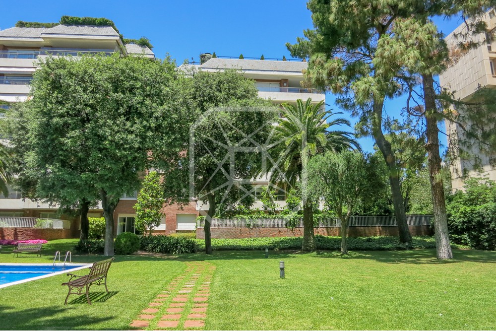 Un asombroso jardín con piscina en el cielo de Pedralbes