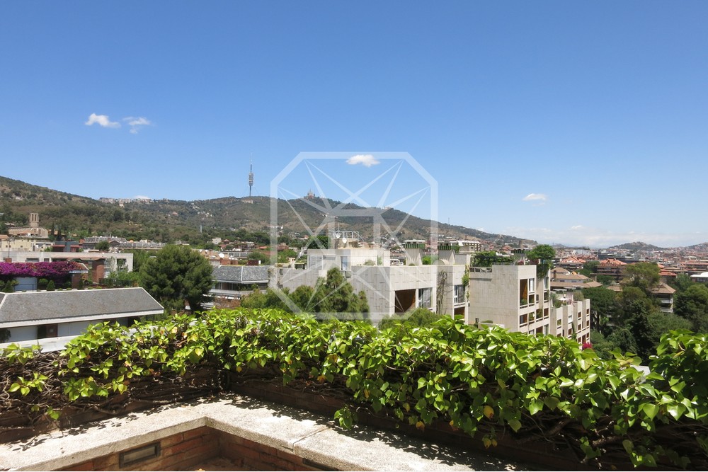 Un asombroso jardín con piscina en el cielo de Pedralbes