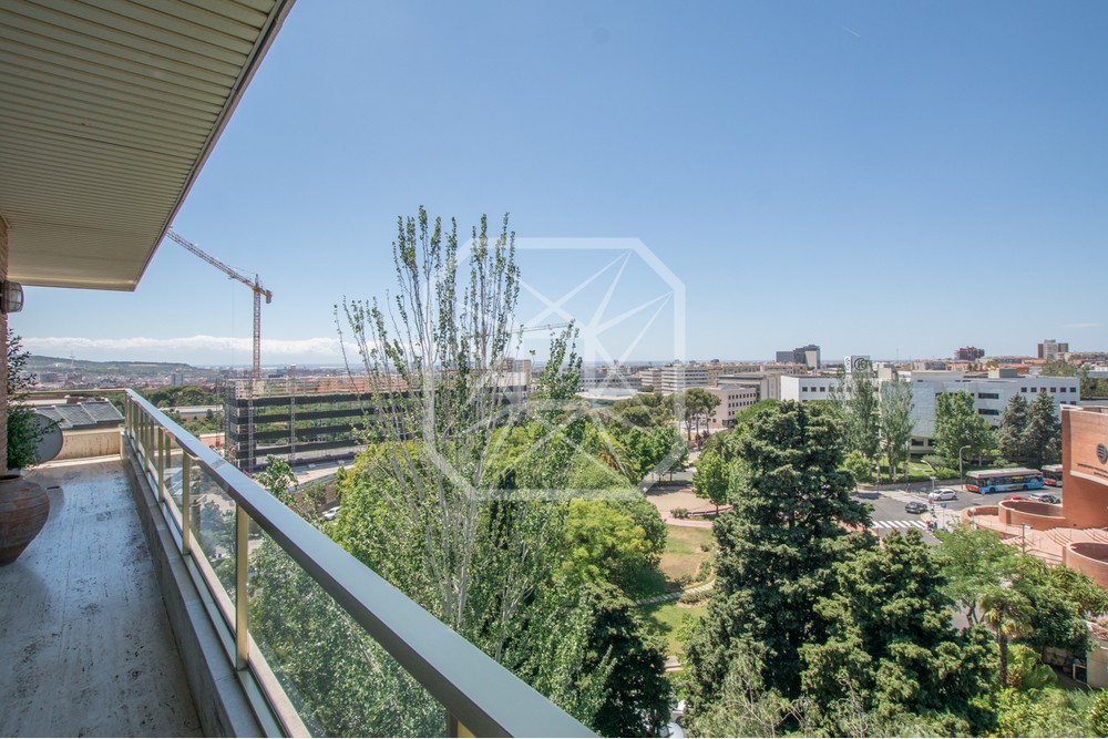 Un asombroso jardín con piscina en el cielo de Pedralbes