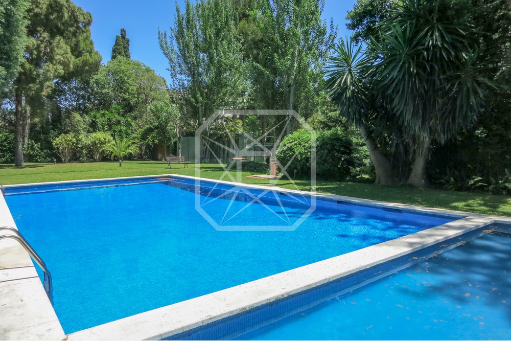 Un asombroso jardín con piscina en el cielo de Pedralbes